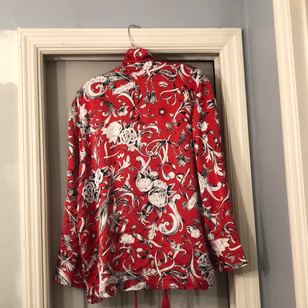 victoria’s secret top has belt loops, and a belt with tastles(as seen in picture